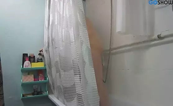 Tattooed MILF receives pleasing handjob from BBW lover in shower